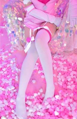 男生女生向前冲冰雪穿越季